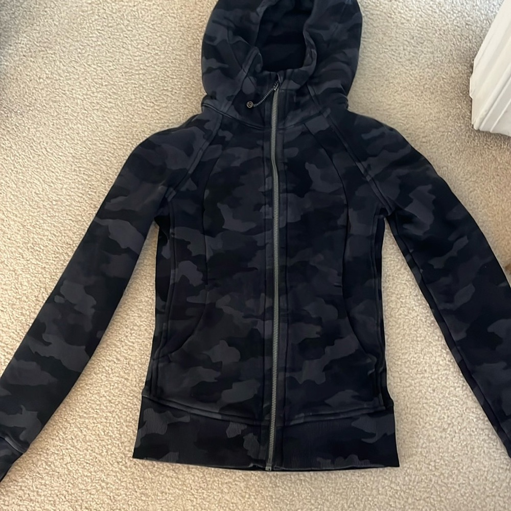 Lululemon camo full body zip up size 2